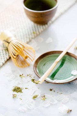 masada bir kase yeşil çay matcha