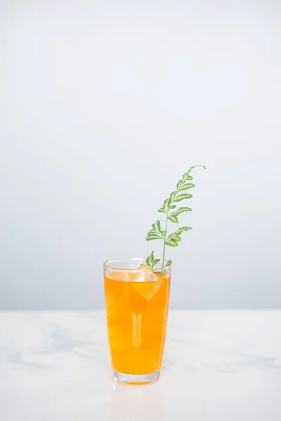 Jus d'orange soda mix op marmeren tegel achtergrond. — Stockfoto