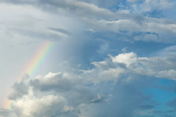 青空と虹の白い雲 — ストック写真