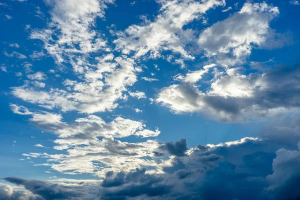 Beautiful white clouds with blue sky background. — Stock Photo, Image