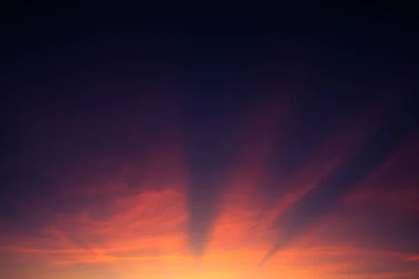 Céu dramático colorido com nuvem ao pôr do sol — Fotografia de Stock