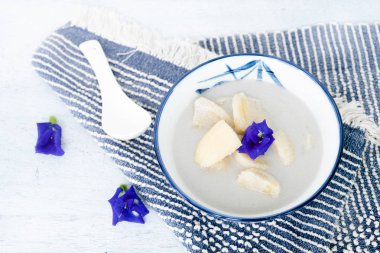 Muz ahşap masada hindistan cevizi sütü. Tay Tatlısı