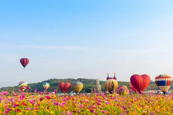 Πολύχρωμα μπαλόνια θερμού αέρα που πετούν στο πάρκο Σινγκ στο Τσιάνγκ Ράι, — Φωτογραφία Αρχείου