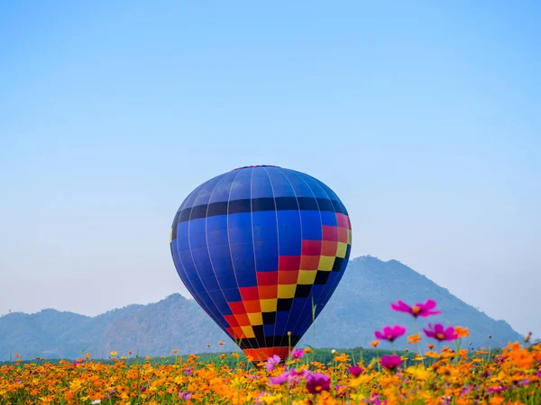 Balão de ar quente colorido voando no Singh Park em Chiang Rai — Fotografia de Stock