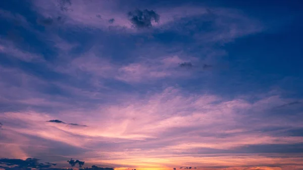 Bunte dramatische Himmel mit Wolken bei Sonnenuntergang — Stockfoto