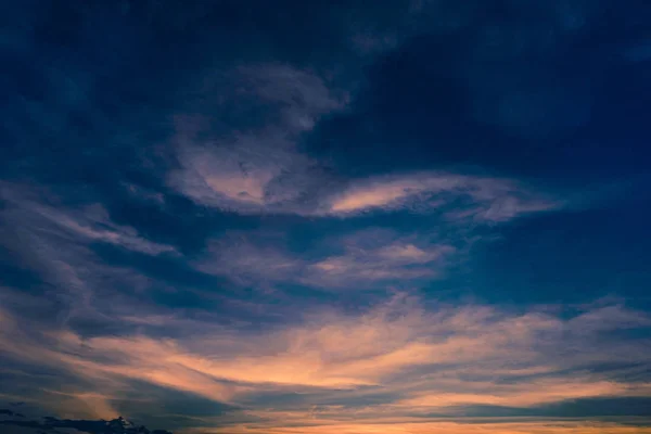 Bunte dramatische Himmel mit Wolken bei Sonnenuntergang — Stockfoto