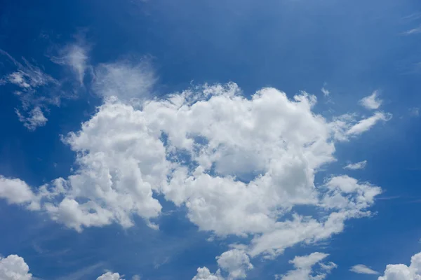 Nuvens brancas fofas no céu azul — Fotografia de Stock