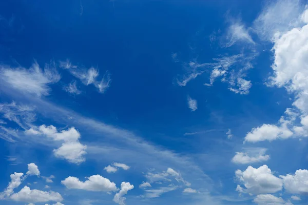 Nuvens brancas fofas no céu azul — Fotografia de Stock