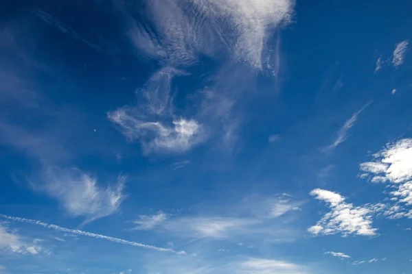 White fluffy clouds in the blue sky — Stock Photo, Image