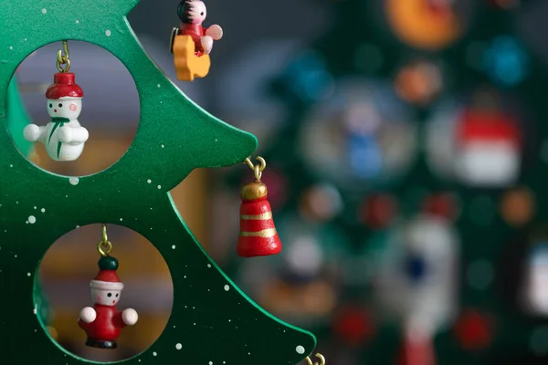 Árvore de Natal decotação de brinquedo de madeira no fundo cinza . — Fotografia de Stock