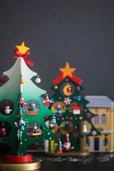 Χριστουγεννιάτικο δέντρο ξύλινο παιχνίδι decotation σε γκρι φόντο. — Φωτογραφία Αρχείου