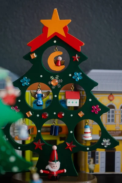 Vánoční strom dřevěné hračky dekorování na šedém pozadí. — Stock fotografie