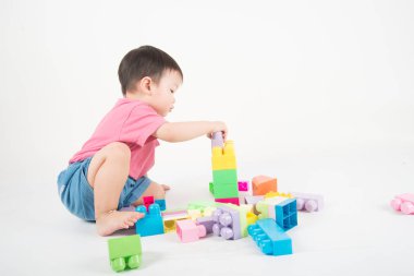 Asain bebek Toddler 2 yaşında renkli bloklar