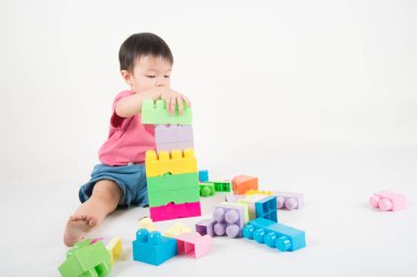 Asain bebek Toddler 2 yaşında renkli bloklar