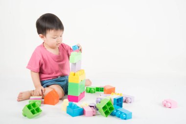 Asain bebek Toddler 2 yaşında renkli bloklar