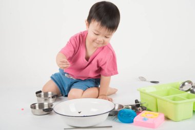 Küçük Asya yürümeye başlayan çocuk 2 yaş oyun mutfak oyuncak 