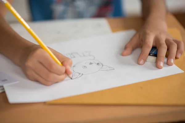 Kind Zeichnet Karikatur Mit Bleistift Und Aquarell Auf Papier — Stockfoto