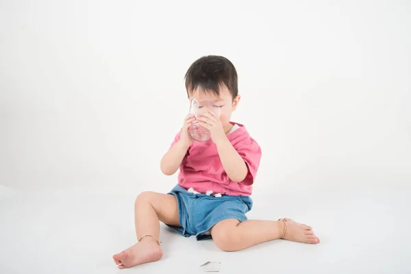 Маленький Азиатский Малыш Года Пьет Воду Стекла — стоковое фото