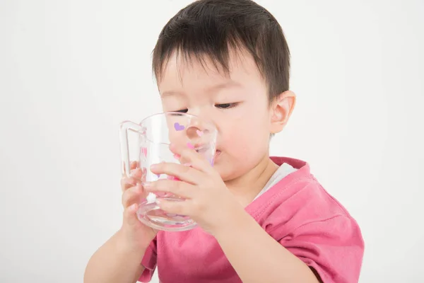 Liten Asiatisk Baby Småbarn Gammal Dricka Vatten Från Glas — Stockfoto