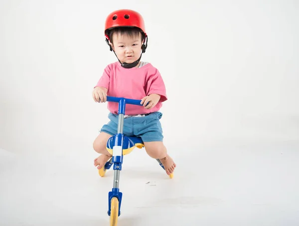 Lilla Asain Baby Småbarn Cykla Trehjuling Vit Bakgrund — Stockfoto