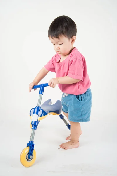 Piccolo Bambino Asain Cavalcare Una Bicicletta Triciclo Sfondo Bianco — Foto Stock