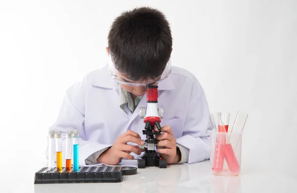 Mały Chłopiec Kolb Sprzętu Microscpope Dla Klasy Nauki Chemii — Zdjęcie stockowe