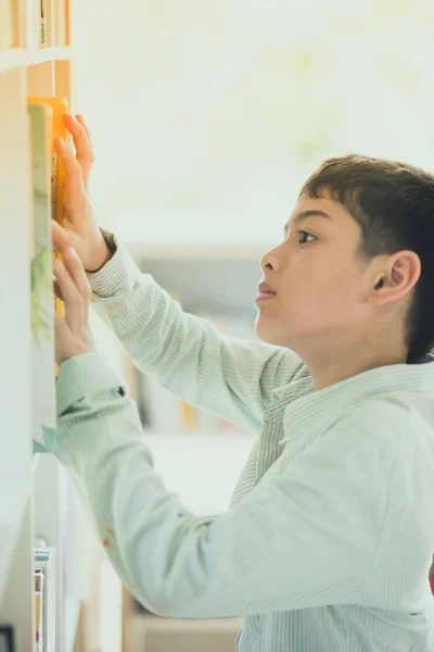 Kleine Jongen Moeder Lezen Van Boeken Bibliotheek — Stockfoto