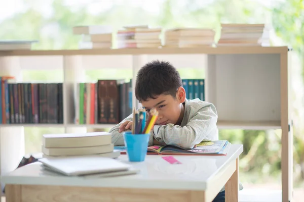 Liten Pojke Och Mor Läsa Böcker Biblioteket — Stockfoto