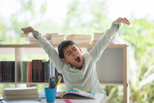 Kleine Jongen Moeder Lezen Van Boeken Bibliotheek — Stockfoto