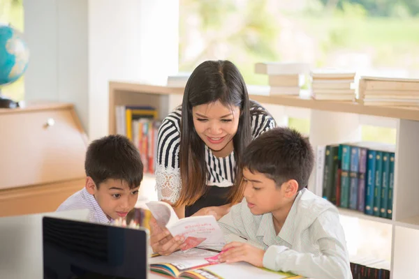 Little Boy Mother Reading Books Library — Stock Photo, Image