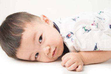 Beyaz yüzünde bir gülümseme ile katta mutlu çocuk yürümeye başlayan çocuk uzan 