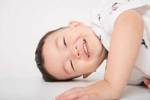 Menino Feliz Criança Deitado Chão Com Rosto Sorriso Branco — Fotografia de Stock