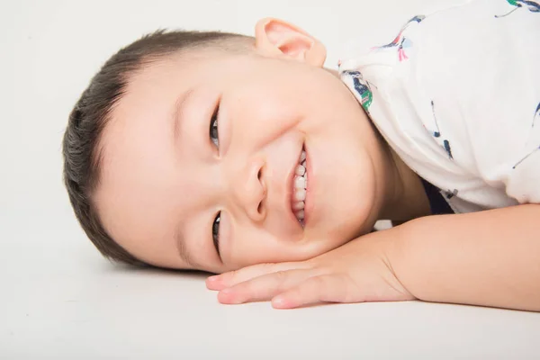 Menino Feliz Criança Deitado Chão Com Rosto Sorriso Branco — Fotografia de Stock