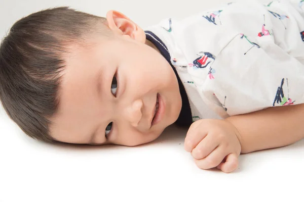 Niño Feliz Niño Acostado Suelo Con Cara Sonrisa Blanco — Foto de Stock