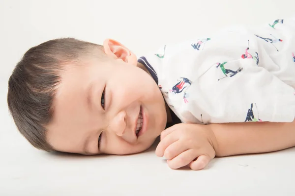 Menino Feliz Criança Deitado Chão Com Rosto Sorriso Branco — Fotografia de Stock