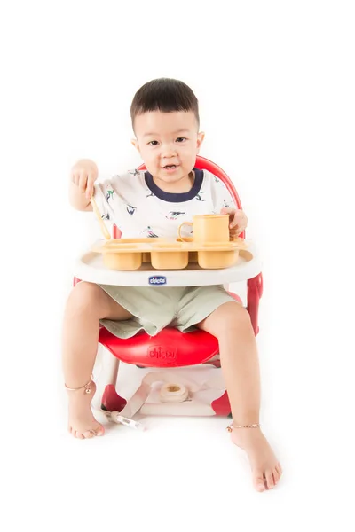 Niño Asian Sentado Silla Mientras Come Bebe Hora Comer — Foto de Stock