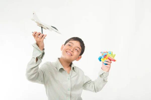 Mãe Filho Pegam Avião Brinquedo Fundo Branco — Fotografia de Stock
