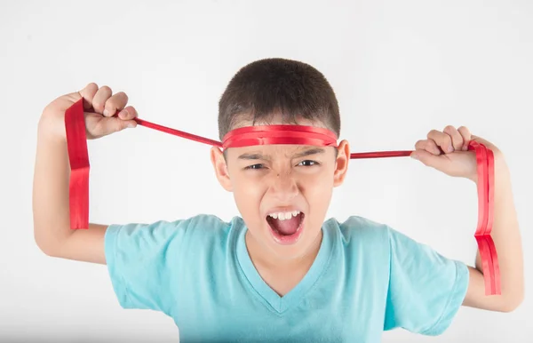 男孩绑弓在他的头上打算为运动喝彩 — 图库照片