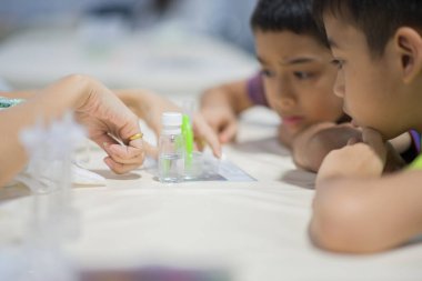 Öğrencilerin fen bilgisi dersinde bir asit ve karbonat tepki testi 