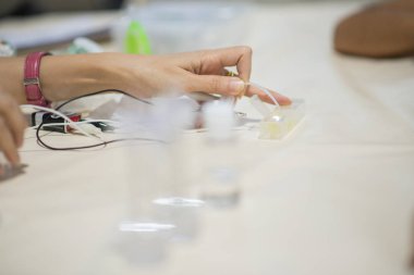 Öğrencilerin fen bilgisi dersinde bir asit ve karbonat tepki testi 