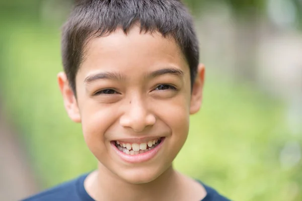Liten Asiatisk Pojke Smile Läpparna Glad Parken — Stockfoto