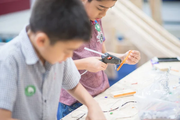 Pequeño Chico Asian Crear Hacer Coche Carreras Madera — Foto de Stock