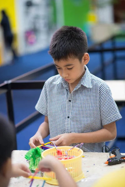 Kleine Asiatische Junge Erstellen Und Machen Ein Holz Autorennen — Stockfoto