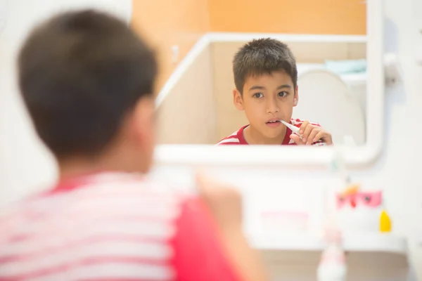 Ragazzino Che Lava Denti Davanti Allo Specchio — Foto Stock