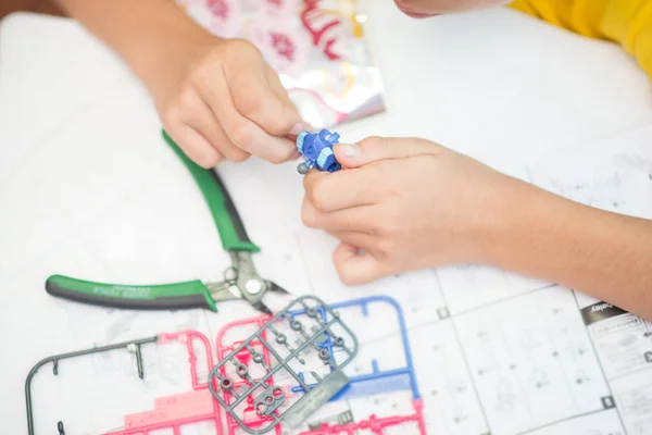 Kleiner Junge Baut Modellbausätze Spielzeug Das Die Fahrzeuge Und Charaktere — Stockfoto