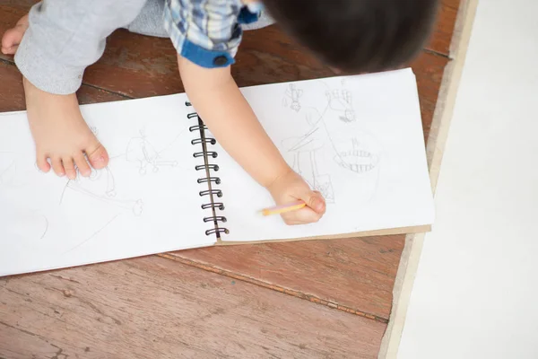 Petit Garçon Enfant Dessiner Des Images Sur Papier Aide Crayon — Photo