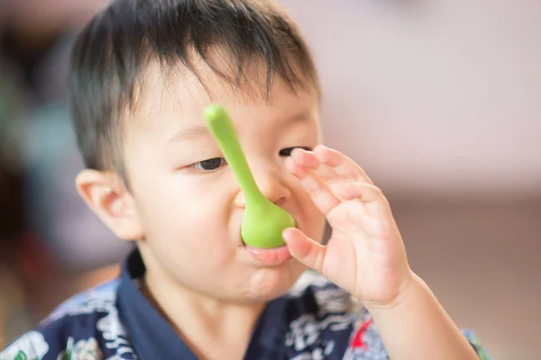 小さな男の子を食べるカット マンゴー Friut — ストック写真