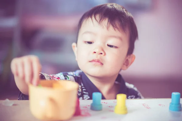 Küçük Çocuk Yemek Mango Friut Evde Kesmek — Stok fotoğraf