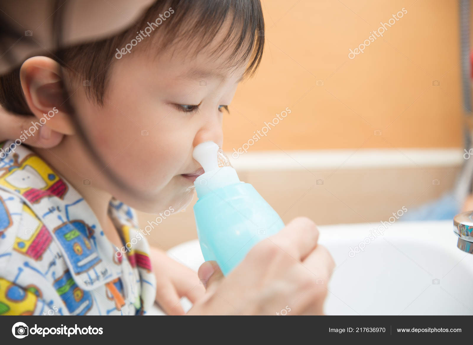Mi la agua con de bebe nariz para sal