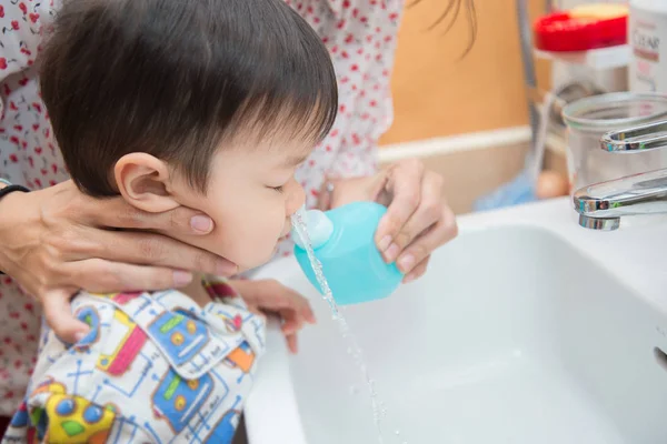 Mère Rincer Nez Bébé Garçon Eau Salée Pour Nettoyer Nez — Photo